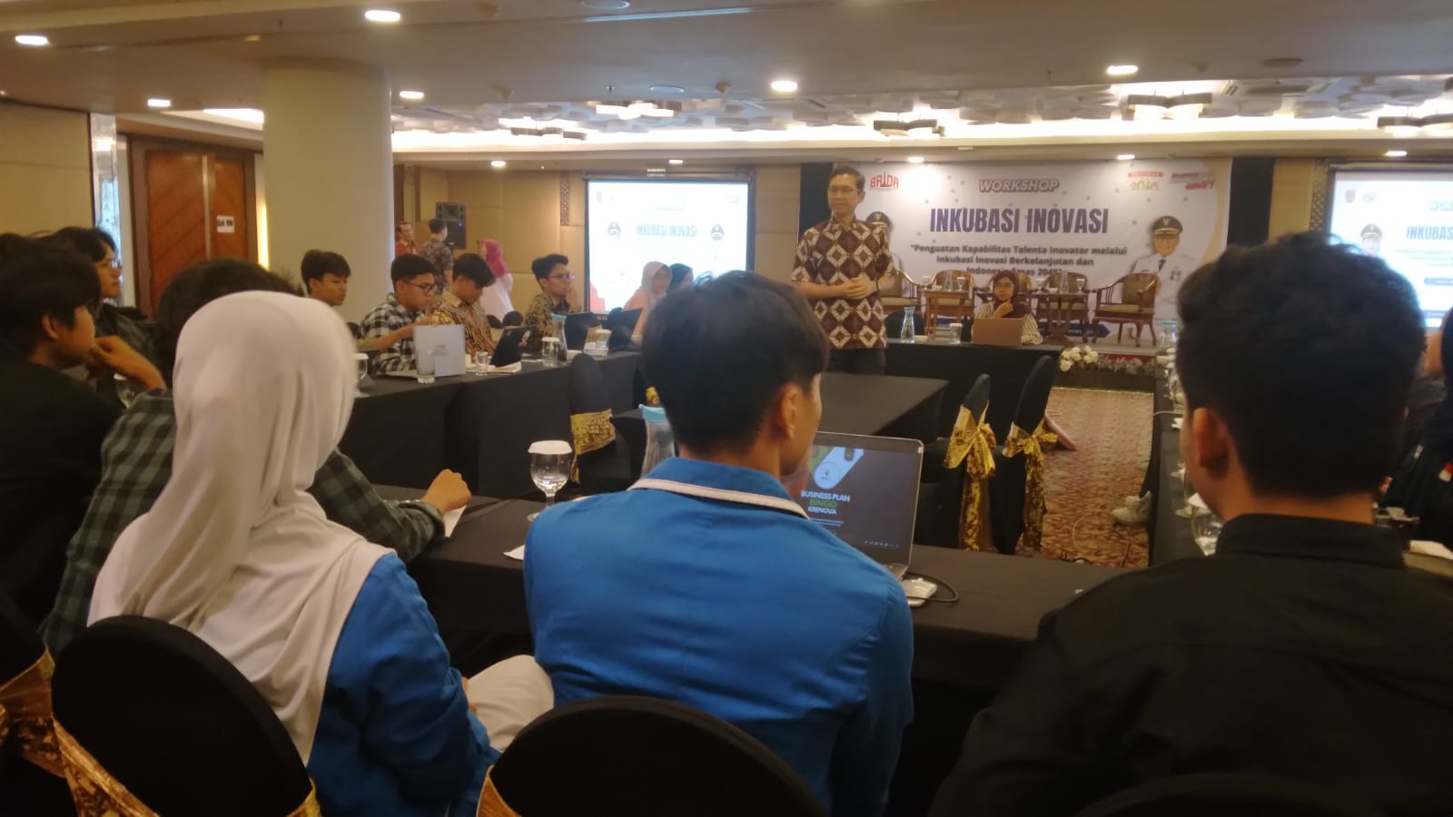 Para peserta termasuk siswa SMK Muhammadiyah 1 Semarang menyimak pemaparan mentor saat workshop Inkubasi Bisnis BRIDA di Heritage Hotel Surakarta.