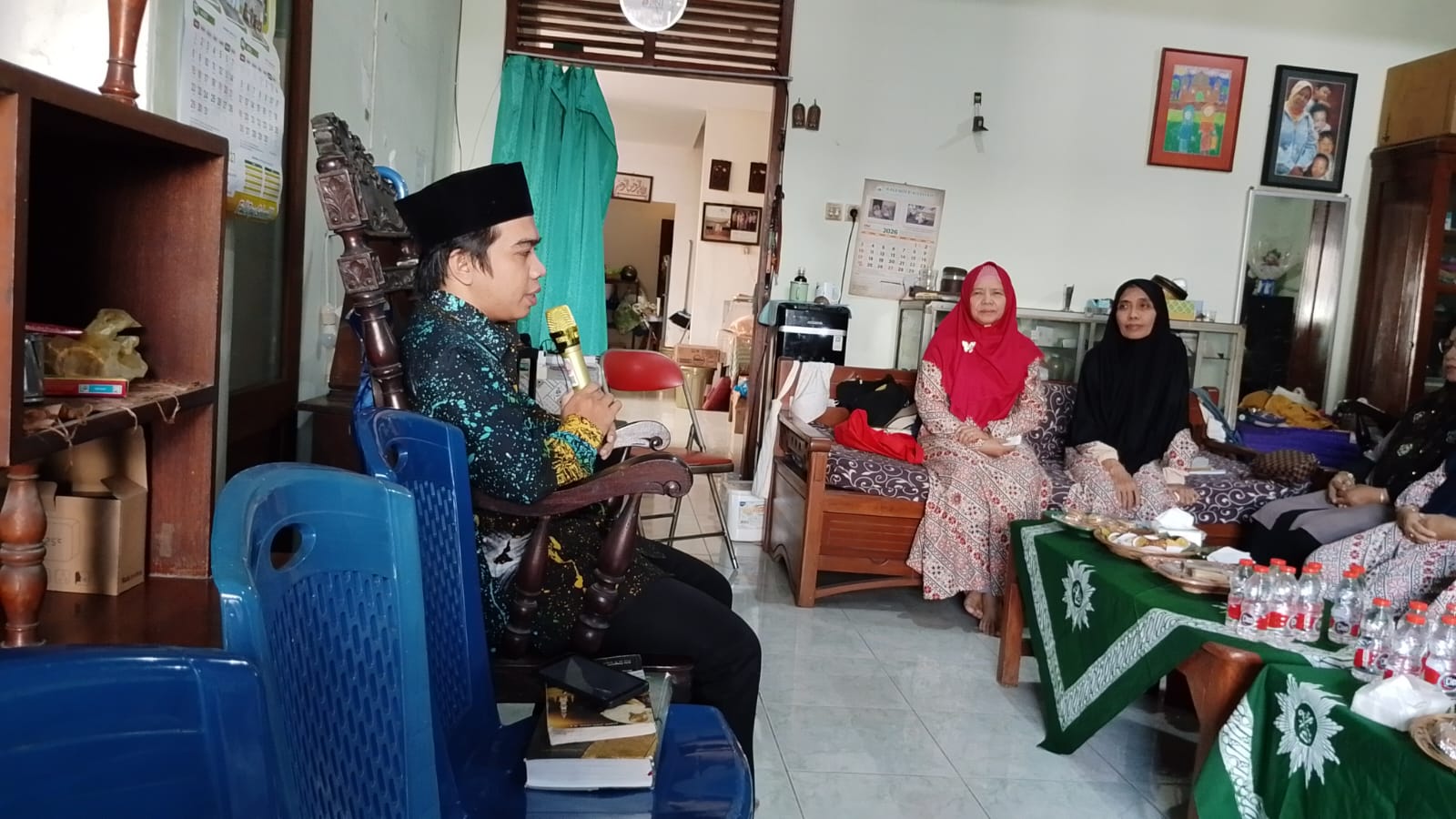 Ustaz M. Burhan Khaerudin menjelaskan tata cara sholat jamak dan qashar Muhammadiyah di hadapan jamaah ibu-ibu pengajian Aisyiyah Krapyak Semarang.