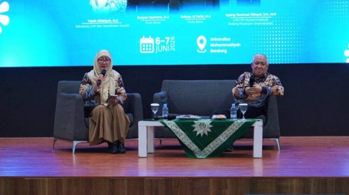 Din Syamsuddin bersama seorang pembicara perempuan berhijab sedang menyampaikan materi di atas panggung Auditorium KH Ahmad Dahlan UM Bandung dalam acara Muhammadiyah Diplomacy Training, berlatar belakang layar biru besar bertuliskan tanggal pelaksanaan 6-7 Juni 2026.