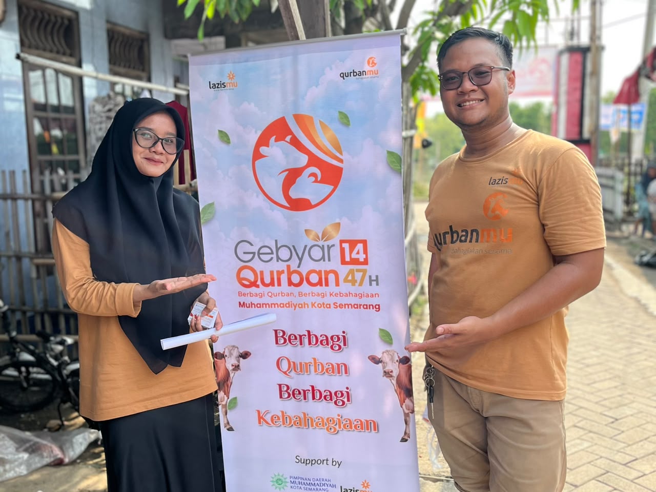 Dua petugas Lazismu Kota Semarang berdiri mendampingi standing banner promosi Gebyar Qurban 1447 H Muhammadiyah Kota Semarang.