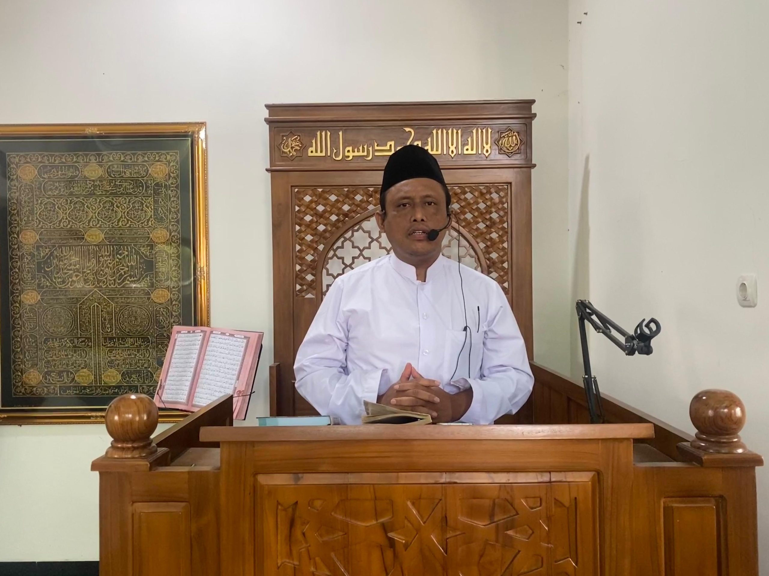 Prof. Dr. Ahwan Fanani, M.Ag. sedang menyampaikan khotbah Jumat mengenai cara mengontrol emosi dan nafsu di atas mimbar kayu Masjid At-Taqwa Kota Semarang.