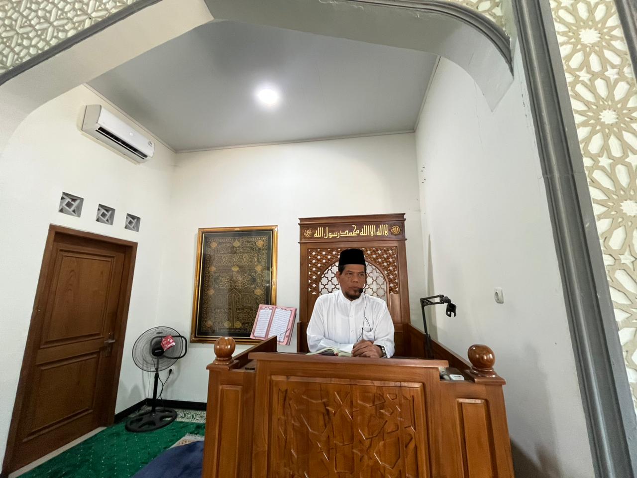 Khatib Drs. KH. Danusiri, M.Ag. menyampaikan khutbah mengenai keutamaan bulan Muharram di atas mimbar kayu Masjid At-Taqwa Ngaliyan, Wates, Semarang.