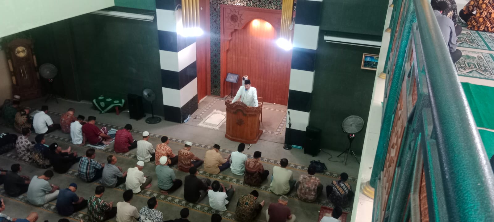 Ketua PDM Kota Semarang KH Fachrur Rozi menyampaikan khutbah Jumat mengenai pentingnya pintu taubat kepada Allah di atas mimbar Masjid At Taqwa, disaksikan barisan jamaah sholat Jumat.