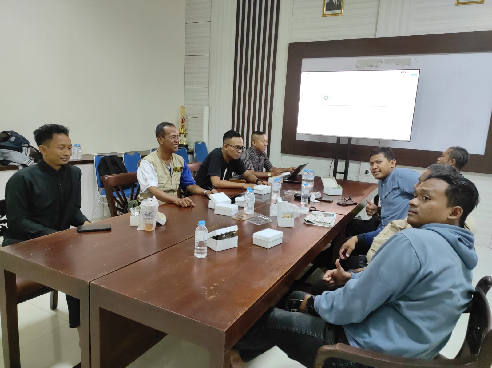 Suasana Rapat Kerja LRB PDM Kota Semarang yang dihadiri oleh Ketua MDMC H. Mustam Effendi dan jajaran relawan di dalam aula pertemuan.