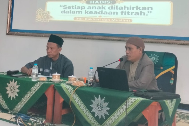 Dr Aang Kunaepi MAg menyampaikan materi tips parenting islami di hadapan ratusan jemaah Pengajian Ahad Pagi Masjid At Taqwa Pedurungan Lor Semarang.