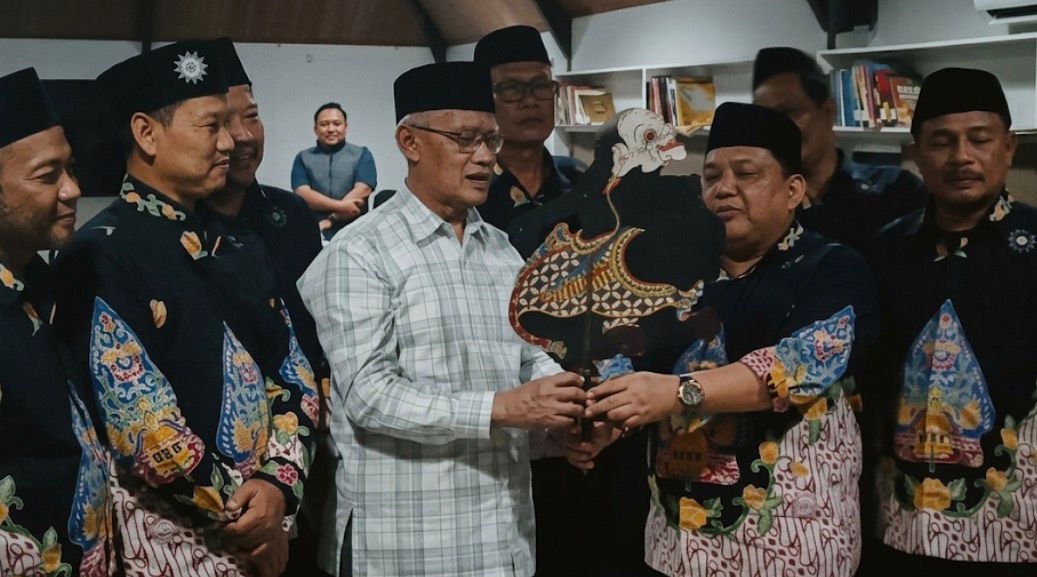 Ketua Umum PP Muhammadiyah Haedar Nashir menerima kenang-kenangan wayang kulit tokoh Semar dari pengurus LDK PWM Jawa Tengah saat acara capacity building di Yogyakarta.