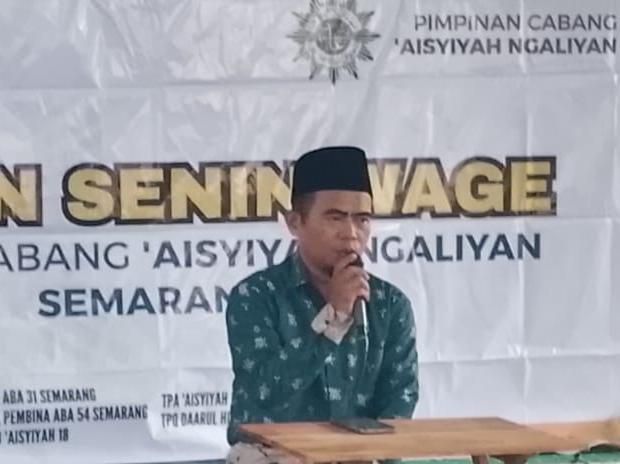 Ustaz Ananto Tri Prasetia menyampaikan materi tentang cara mendidik anak secara Islam dalam pengajian umum Pimpinan Cabang 'Aisyiyah Ngaliyan Semarang.