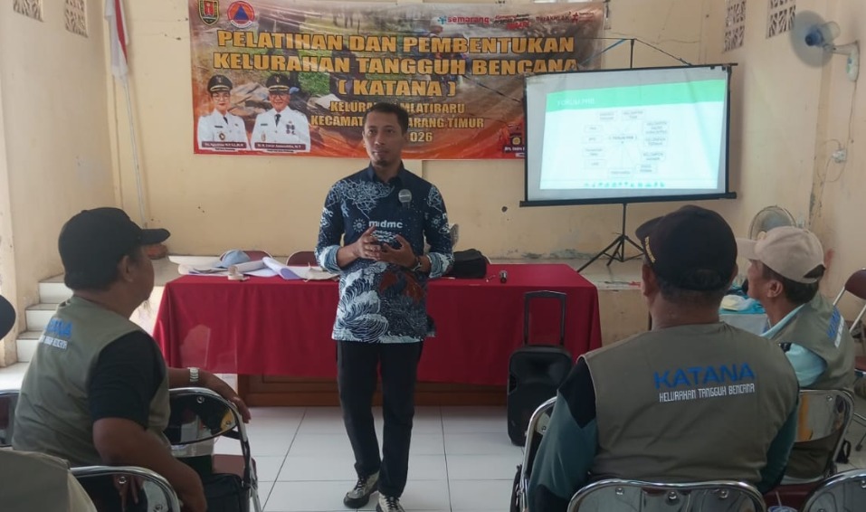 Instruktur MDMC Kota Semarang memberi pelatihan mitigasi bencana kepada peserta Katana di Balai Kelurahan Mlatibaru