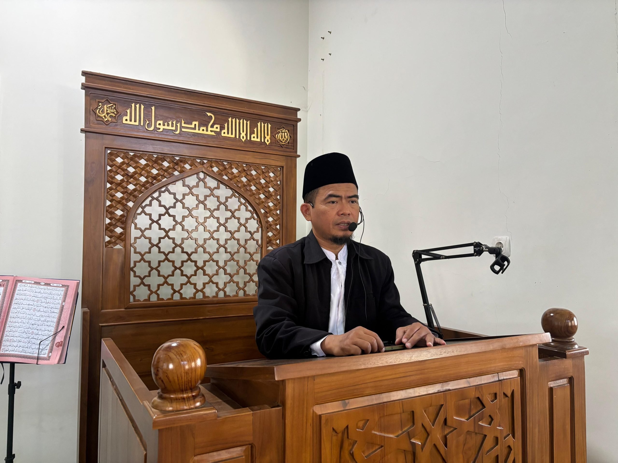 Ustadz Ananto sedang menyampaikan khotbah Jumat mengenai tips keluarga sakinah dan ujian hidup berat dari atas mimbar kayu Masjid At-Taqwa, Wates.