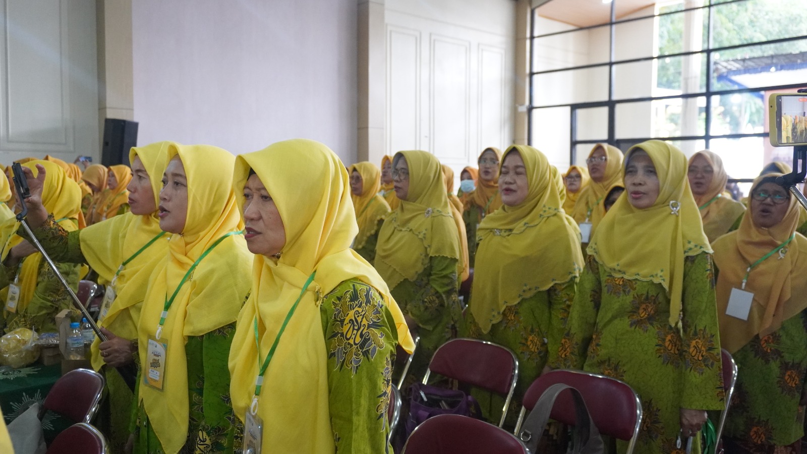 Kontingen PDA Aisyiyah Kota Semarang berseragam batik hijau dan jilbab kuning mengikuti Jambore Dakwah Kemanusiaan PWA Jawa Tengah di Tawangmangu, Karanganyar.