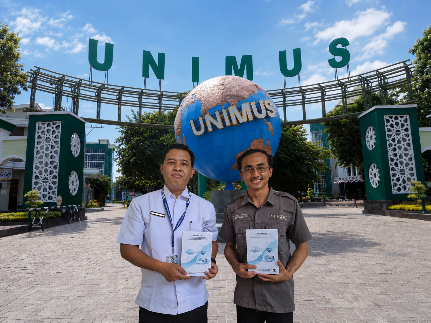 Foto dokumentasi dua akademisi pria berdiri berdampingan dengan senyum hangat di halaman depan Universitas Muhammadiyah Semarang (UNIMUS). Pria di sebelah kiri mengenakan kemeja dinas putih dengan lanyard biru, sedangkan pria di sebelah kanan mengenakan kemeja seragam abu-abu gelap dengan emblem bertuliskan "BEDAH". Keduanya dengan bangga memegang buku ajar bersampul biru muda bergambar ilustrasi otak dan alat tensimeter digital. Di latar belakang tengah, terdapat monumen bola dunia biru bertuliskan "UNIMUS" di bawah struktur gerbang hijau raksasa bertuliskan "UNIMUS" di bawah paparan sinar matahari siang yang cerah.