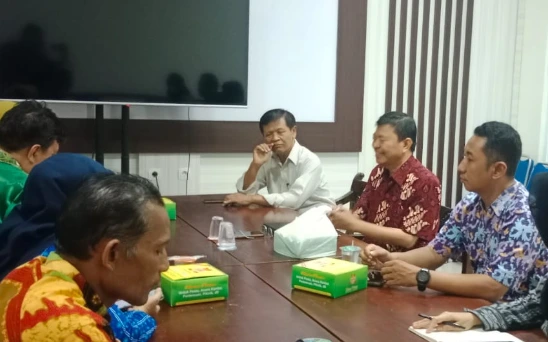 Tokoh Muhammadiyah Semarang Drs Sutarto MM berkemeja putih saat menghadiri rapat koordinasi bersama pengurus Majelis Dikdasmen PDM Kota Semarang.