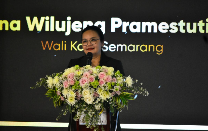 Wali Kota Semarang Agustina Wilujeng Pramestuti saat memberikan pidato sambutan, digunakan sebagai ilustrasi berita apresiasi pada Milad Aisyiyah ke-109 Kota Semarang.