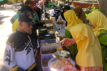 Bikin Terharu! Aksi Makan Gratis Muhammadiyah Ngaliyan Diserbu Warga