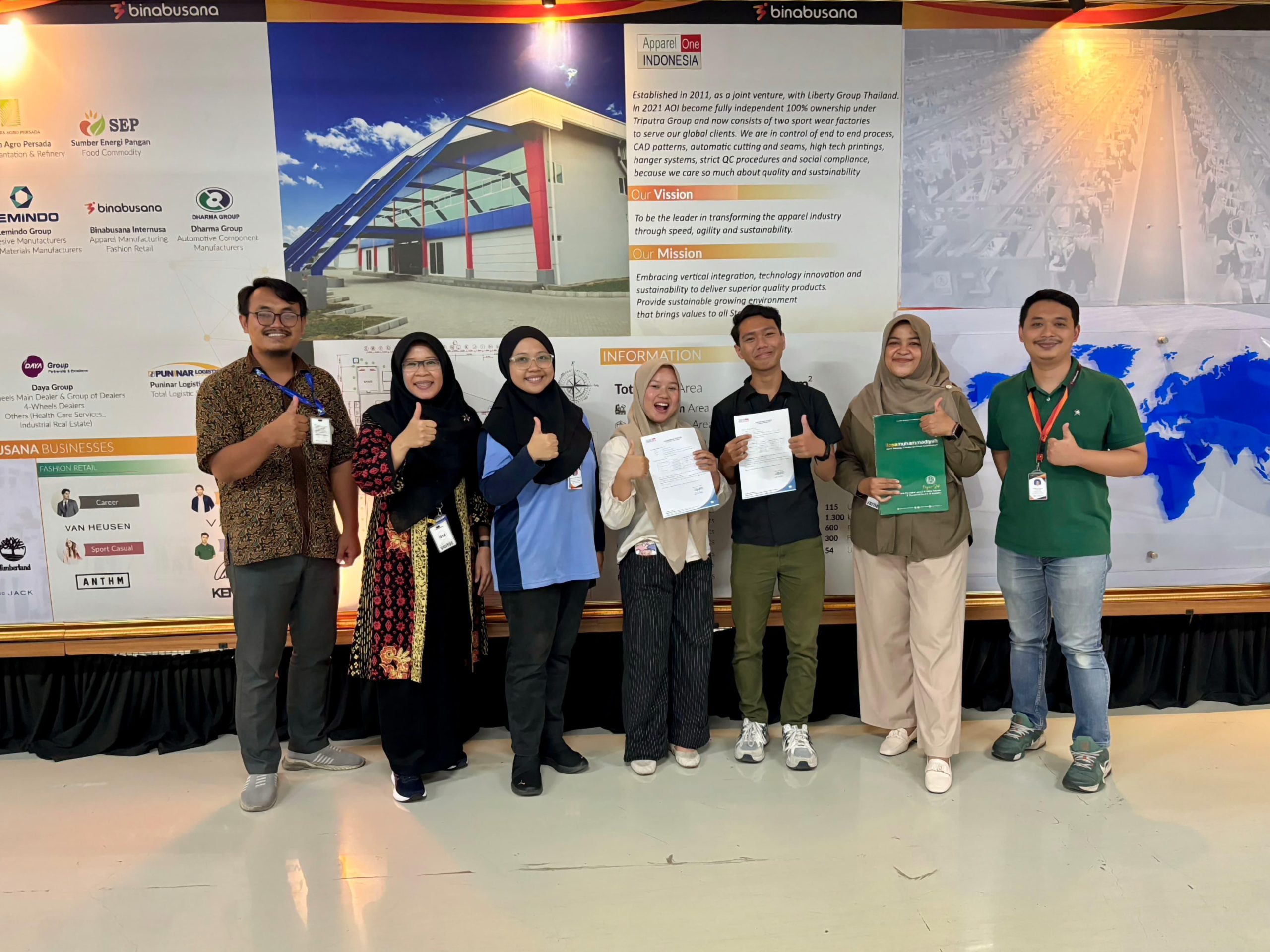 Foto bersama mahasiswa ITESA Muhammadiyah dan jajaran pimpinan PT Apparel One Indonesia memegang dokumen kelulusan program magang audit Adidas.