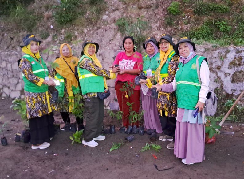 Kader LLHPB PWA Jawa Tengah menyerahkan bibit pohon kepada warga dalam rangkaian aksi Dakwah Kemanusiaan Aisyiyah di Tawangmangu.