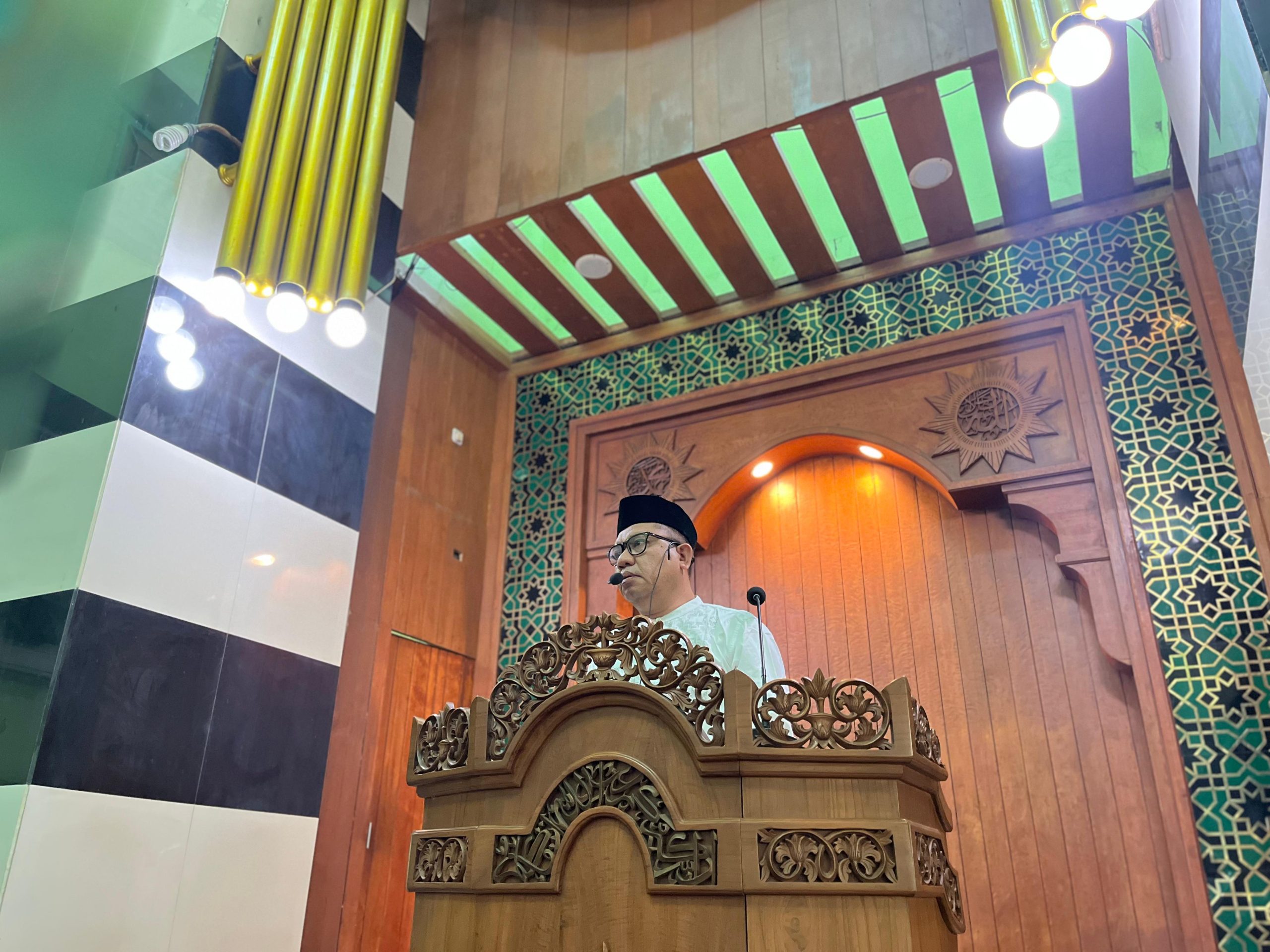 Ustadz Syaifullah sedang menyampaikan khutbah Jumat di mimbar kayu Masjid At Taqwa PDM Kota Semarang membahas ketenangan batin.