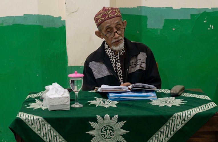 Ustadz KH Drs. Gunarto Muchsin sedang membacakan materi ceramah tentang syarat taubat nasuha dan cara menghapus dosa pada pengajian Muhammadiyah di Semarang.