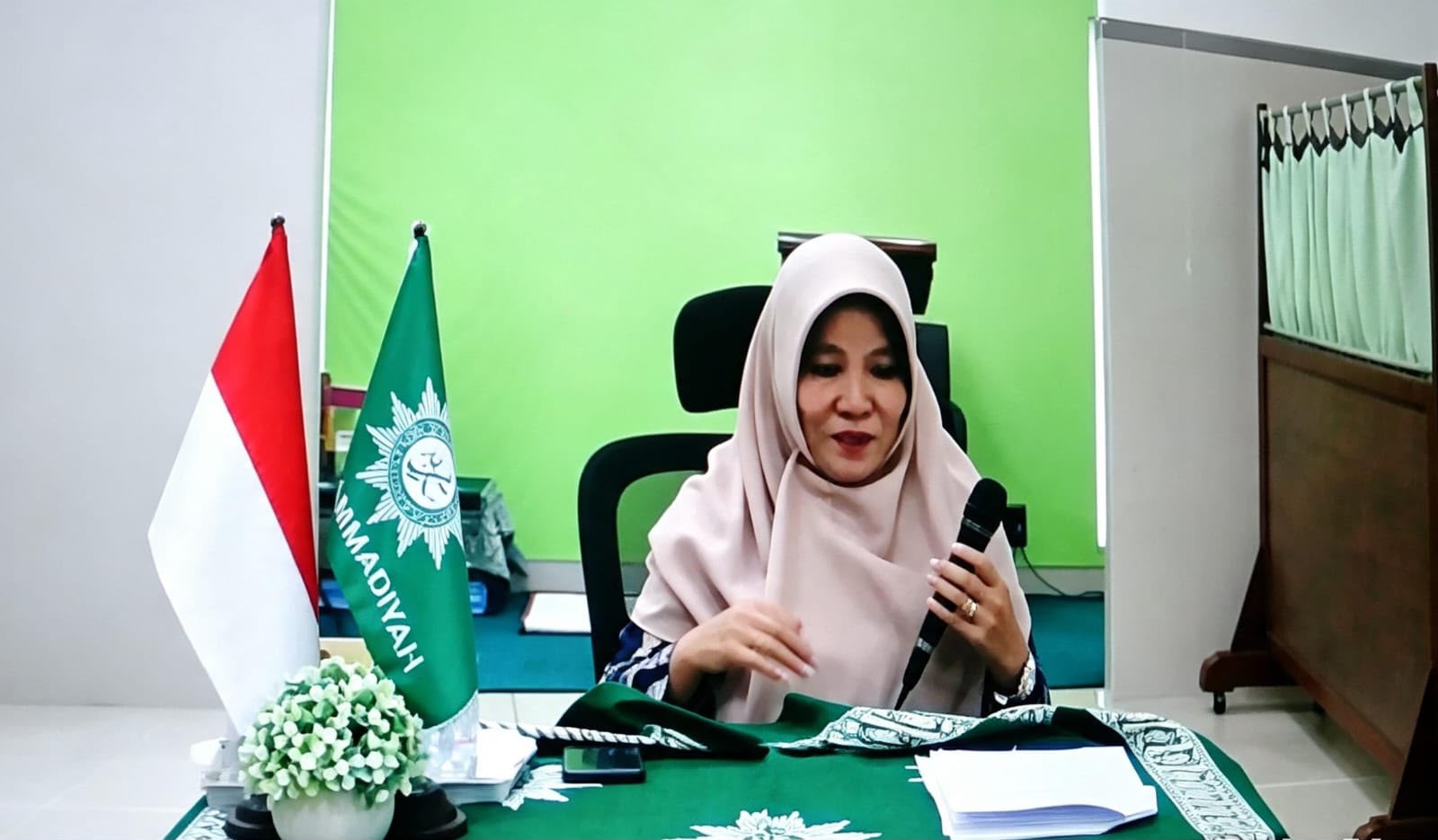 Ustadzah Sih Hartini memegang mikrofon saat menyampaikan kajian Aisyiyah Semarang mengenai rahasia ketenangan hati dan cara mensyukuri nikmat sehat dalam Islam.
