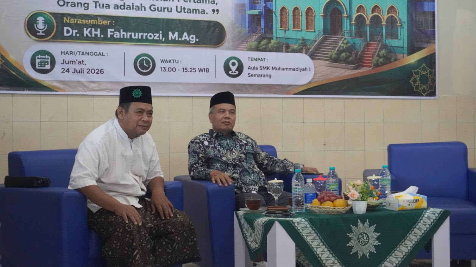 Dr. KH. Fahrurrozi dan narasumber kegiatan Smart Parenting tengah membahas pentingnya peran orang tua dalam pendidikan anak di Aula SMK Muhammadiyah 1 Semarang.