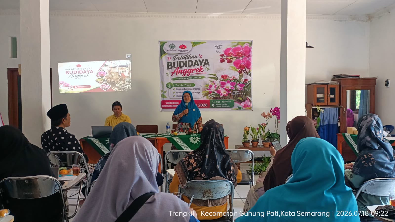 Suasana pelatihan terapi merawat anggrek bagi ibu-ibu Aisyiyah Gunungpati 1 di Wisma Lansia Aisyiyah Semarang sebagai sarana healing ibu rumah tangga.