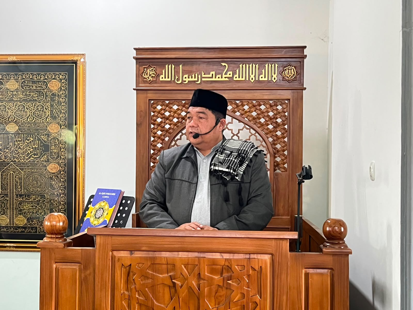 Potret H. Sukendar sedang menyampaikan khutbah Jumat tentang amalan sedekah paling mudah dari atas mimbar kayu di Masjid At Taqwa Ngaliyan.