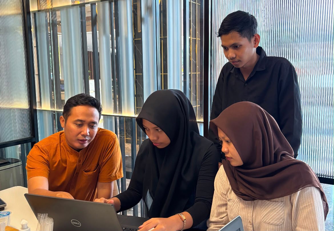 Diskusi kolaborasi kampus dan industri antara perwakilan manajemen PT SR Land Properties dan mahasiswa magang ITESA Muhammadiyah Semarang di depan laptop.