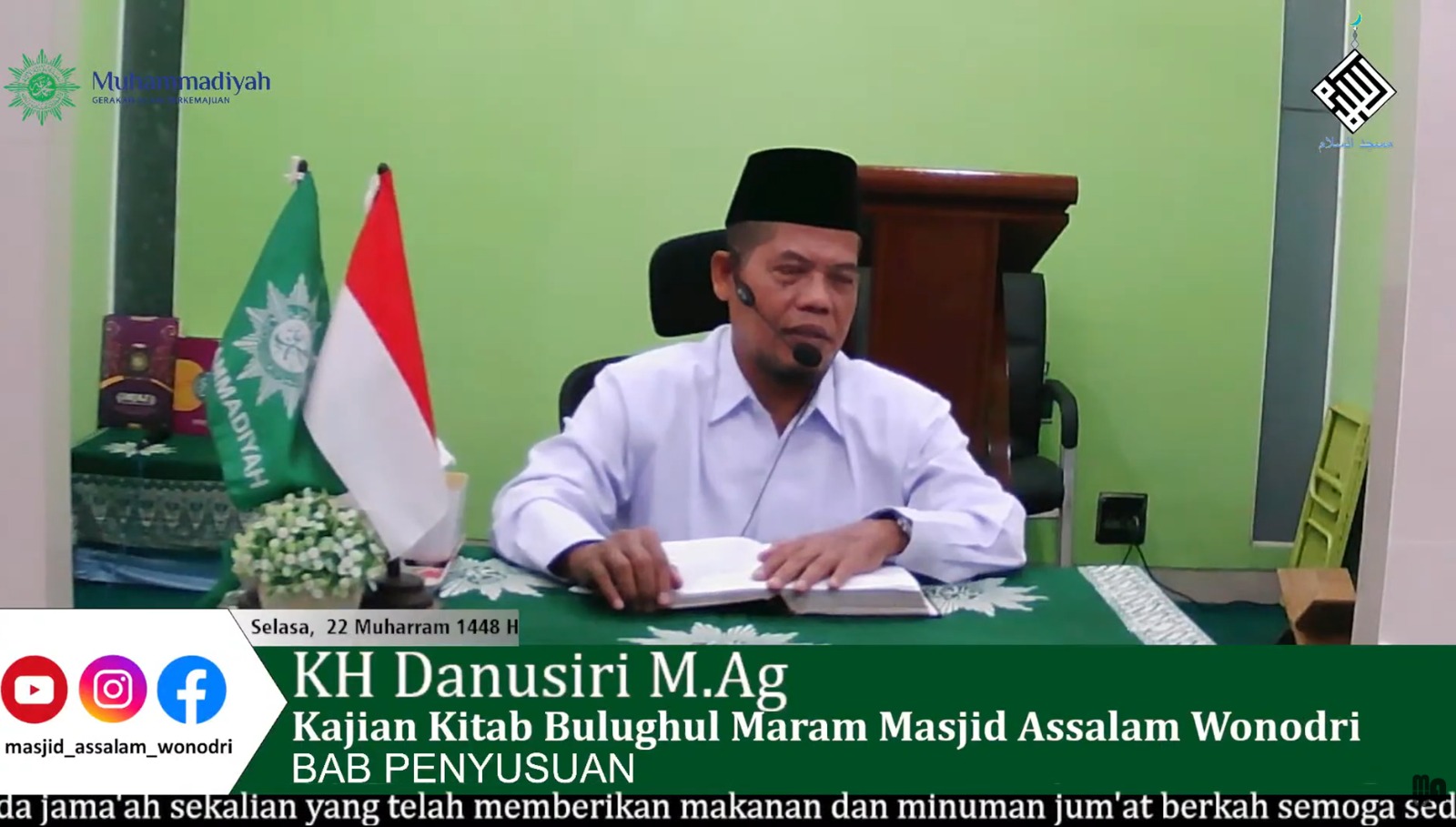 Tangkapan layar Ustadz Danusiri, M.Ag. sedang menyampaikan materi mengenai hukum saudara sepersusuan pada Kajian Kitab Bulughul Maram. Beliau mengenakan kemeja putih dan peci hitam, duduk di depan meja berbalut kain hijau dengan bendera Indonesia serta bendera Muhammadiyah di sampingnya.