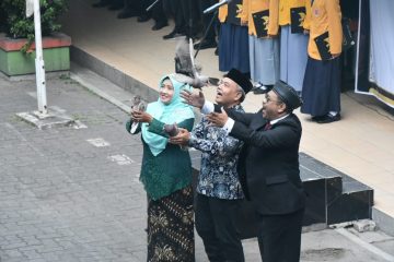Terbangkan Merpati dan Resmikan Aula Baru, SMK Muhammadiyah 1 Semarang Hadirkan Konsep MPLS Ramah