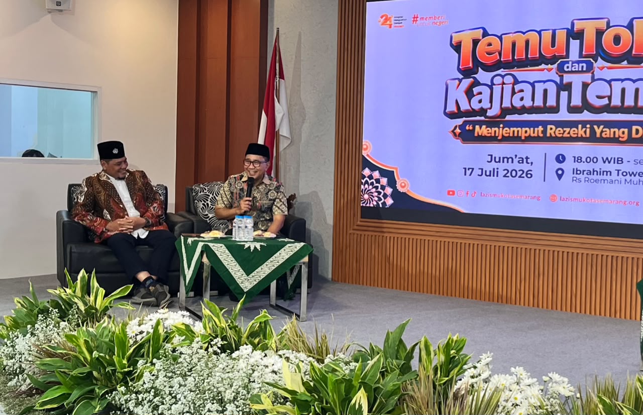Wakil Wali Kota Semarang, Ir. H. Iswar Aminuddin, M.T., sedang berbicara menggunakan mikrofon di atas panggung acara Temu Tokoh Lazismu. Di sebelahnya, Ketua PDM Kota Semarang, Dr. KH. Fachrur Rozi, M.Ag., menyimak dengan senyum hangat, merepresentasikan atmosfer manajemen Lazismu terpercaya yang diakui pemerintah.