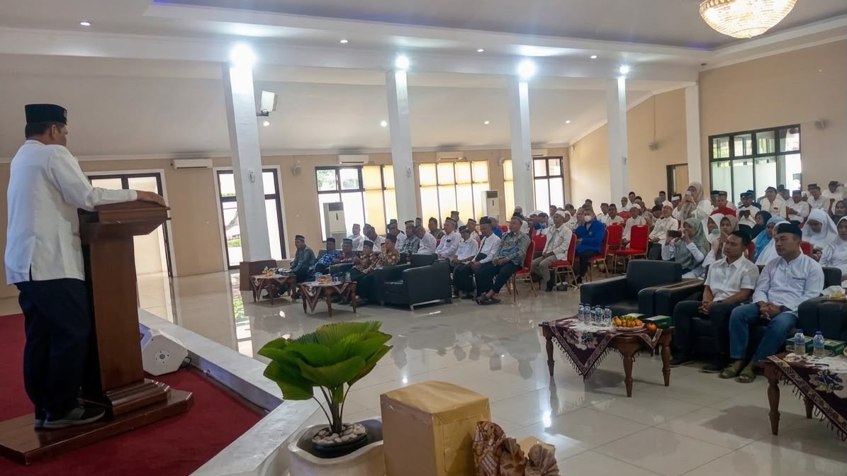 Ketua PDM Kota Semarang Dr. KH. Fachrur Rozi, M.Ag. memberikan sambutan di atas podium di hadapan ratusan alumni jamaah haji SOC 28 yang memadati aula Rumah Dinas Wali Kota Semarang dalam agenda merawat kemabruran haji.
