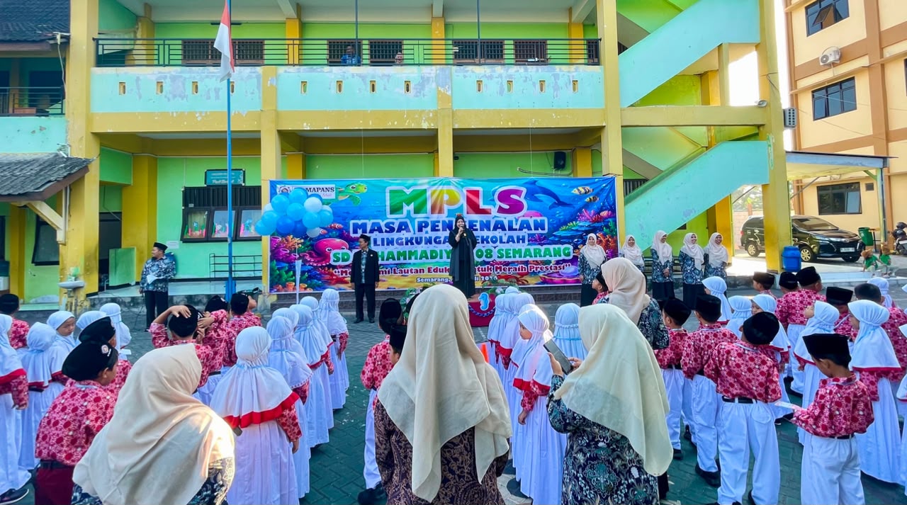 Ratusan siswa baru bereragam merah-putih dan batik khas berkumpul di halaman sekolah menyimak pembukaan Masa Pengenalan Lingkungan Sekolah (MPLS) SD Muhammadiyah 08 Semarang yang kuota pendaftarannya telah ludes diinden.