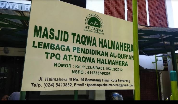 Jajaran pimpinan PDM Kota Semarang dan pengurus takmir Masjid At-Taqwa Halmahera berfoto bersama di halaman masjid dalam rangka peresmian unit usaha toko sembako untuk pemberdayaan ekonomi umat.