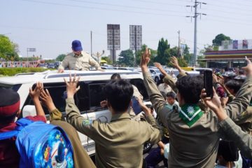 Rela Putar Balik Rute Mobil! Presiden Prabowo Kejutan Sapa Siswa SMK Muhammadiyah Semarang