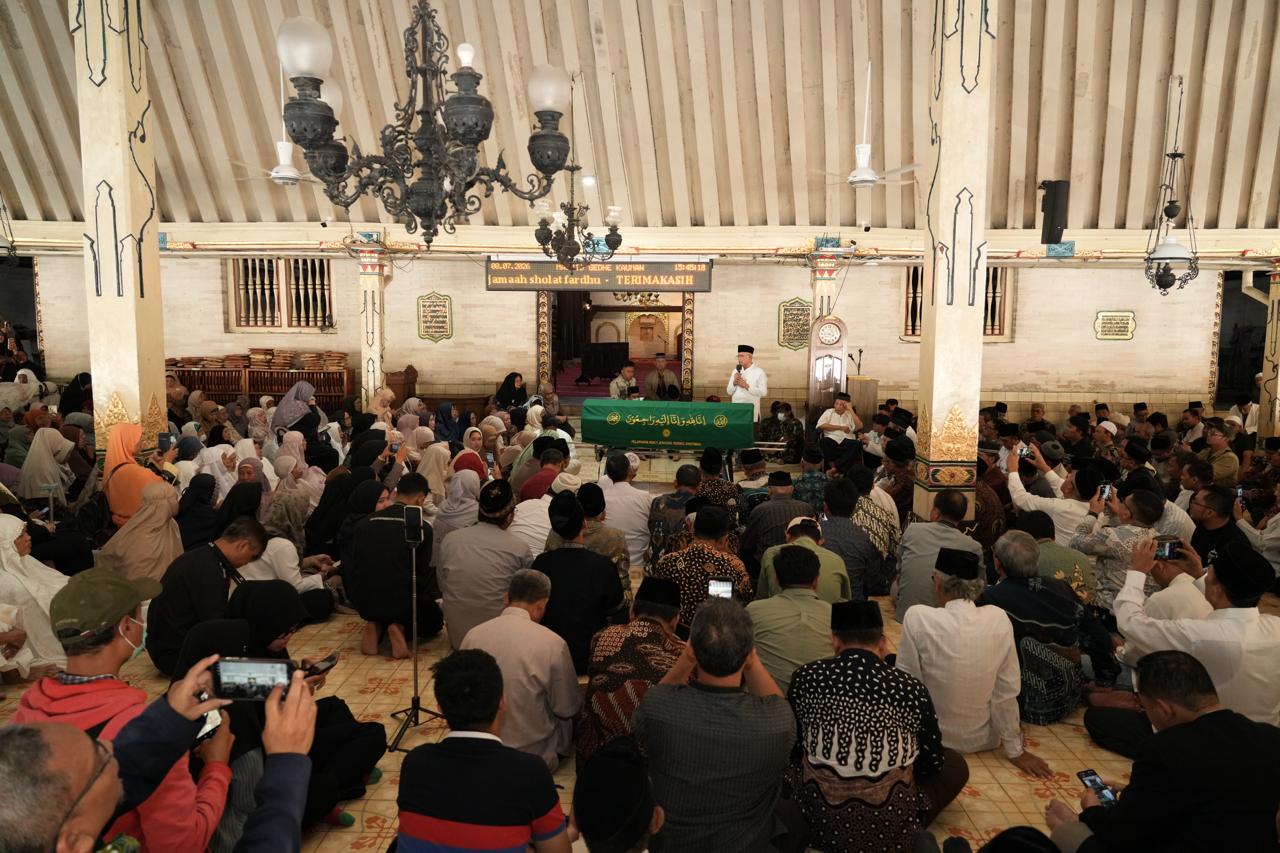 Ribuan warga Muhammadiyah memadati Masjid Gedhe Kauman Yogyakarta saat pelepasan jenazah dalam profil Prof Siti Chamamah Soeratno.
