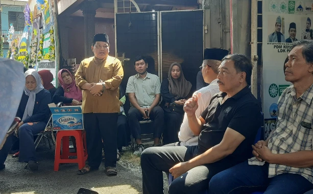 Ketua LDK PWM Jawa Tengah Dr AM Jumai saat memberikan pidato sambutan pelepasan jenazah tokoh Muhammadiyah Semarang, Ir H Pudjo Koesworo, di hadapan para pelayat di rumah duka Lamper Krajan, Ahad (12/7/2026).