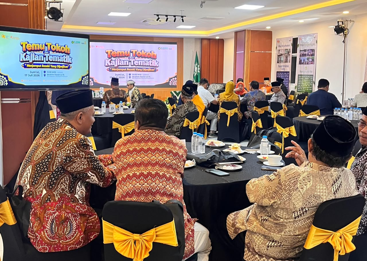 Para tamu undangan duduk melingkar mengitari meja-meja bundar berbalut kain hitam dan pita emas dalam acara Temu Tokoh Lazismu Kota Semarang. Ruangan dilengkapi layar digital yang menampilkan tema acara sebagai bentuk perwujudan transparansi dan akuntabilitas Lazismu kepada para donatur.