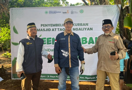 Tokoh dakwah komunitas Semarang, Ir H Pudjo Koesworo (kanan), bersama pengurus LDK PDM Kota Semarang dalam kegiatan distribusi kurban Masjid At Taqwa untuk kelompok marginal pada bulan Mei lalu.