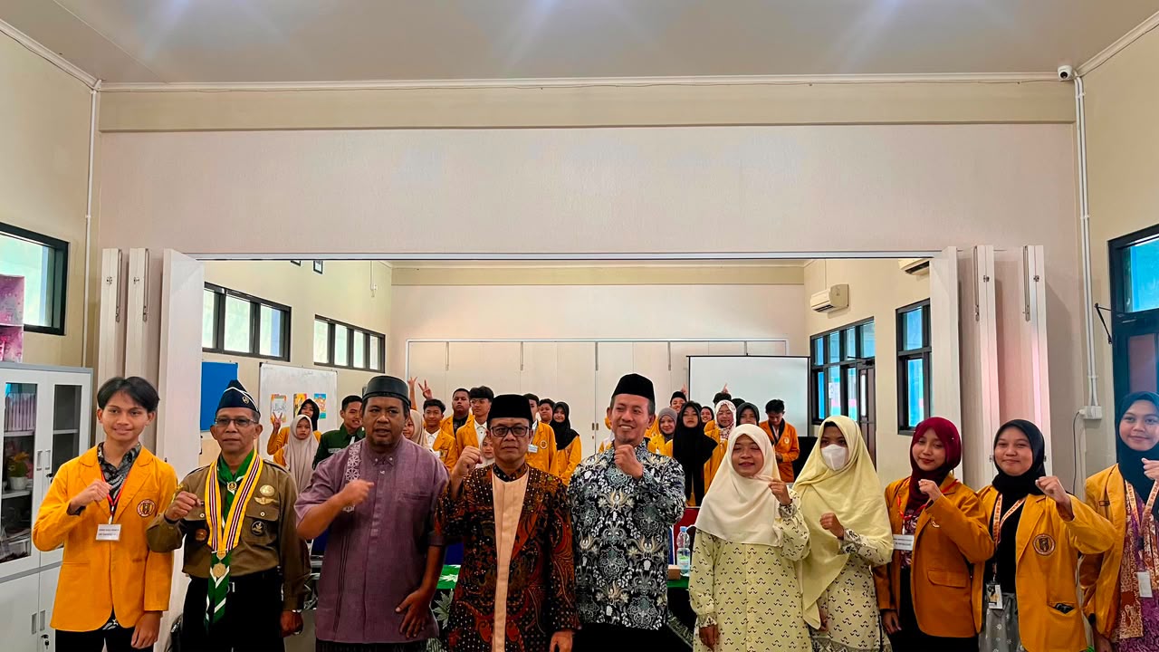 Foto bersama jajaran tokoh dan delegasi peserta Pelatihan Taruna Melati 2 Ikatan Pelajar Muhammadiyah di Semarang berpose mengepalkan tangan tanda ketangguhan.