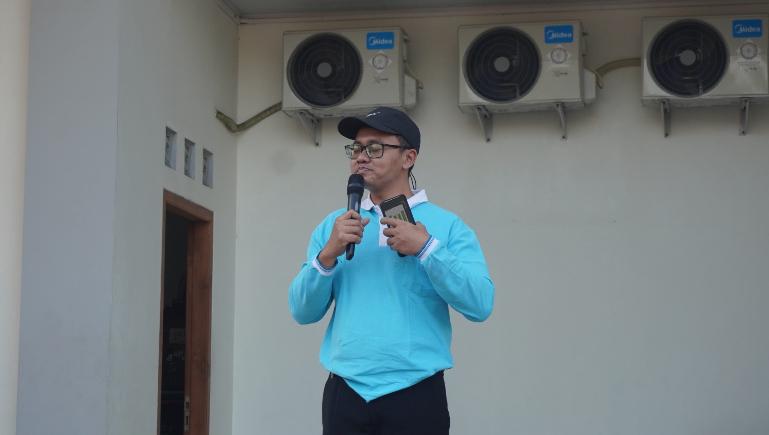 H. Ra'ad Noor Fattah memegang mikrofon saat menyampaikan tausiyah tentang keutamaan waktu usai senam jantung sehat di Masjid At Taqwa Ngaliyan.