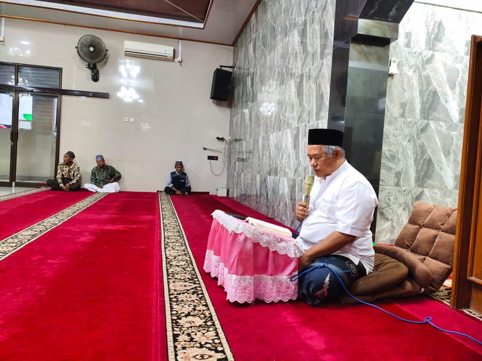 Dr. Shakir Jamaluddin memaparkan materi Pengajian Ahad Pagi tentang peran masjid di era modern kepada jamaah Masjid Mujahiddin Candisari.