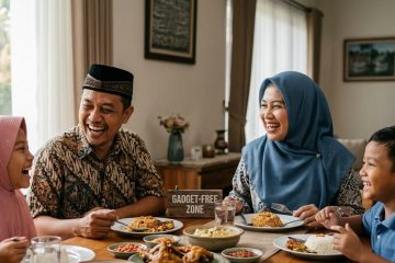 Cara Membangun Keluarga Bahagia: Stop Main HP Saat Kumpul di Rumah