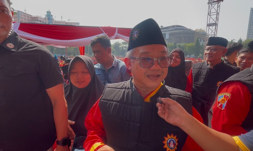 Prof Abdul Mu'ti memakai seragam Tapak Suci saat wawancara di Muktamar ke-16 Simpang Lima Semarang sampaikan pesan seni bela diri Islami.