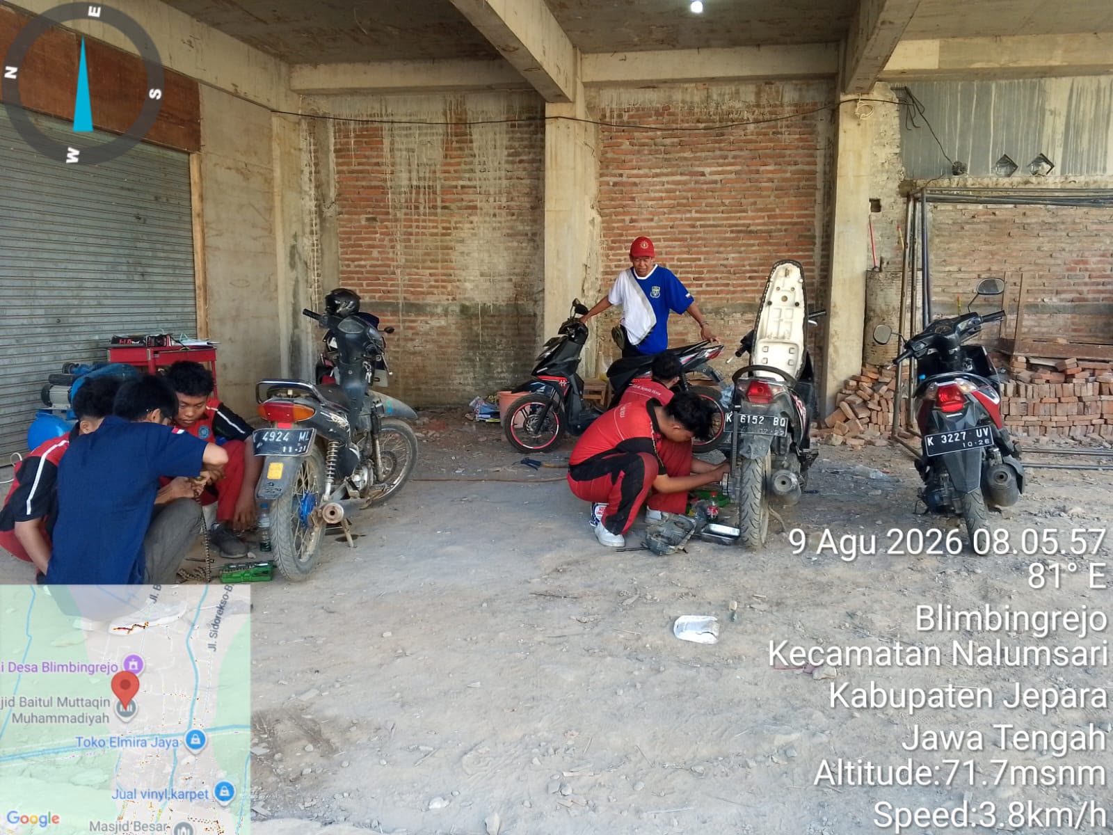 Sejumlah siswa berseragam praktik dari Bengkel SMK 2 Muhammadiyah Semarang sedang bergotong royong memperbaiki sepeda motor pengunjung di area semi-permanen saat acara Ekspo LPCR Jepara di Desa Blimbingrejo.