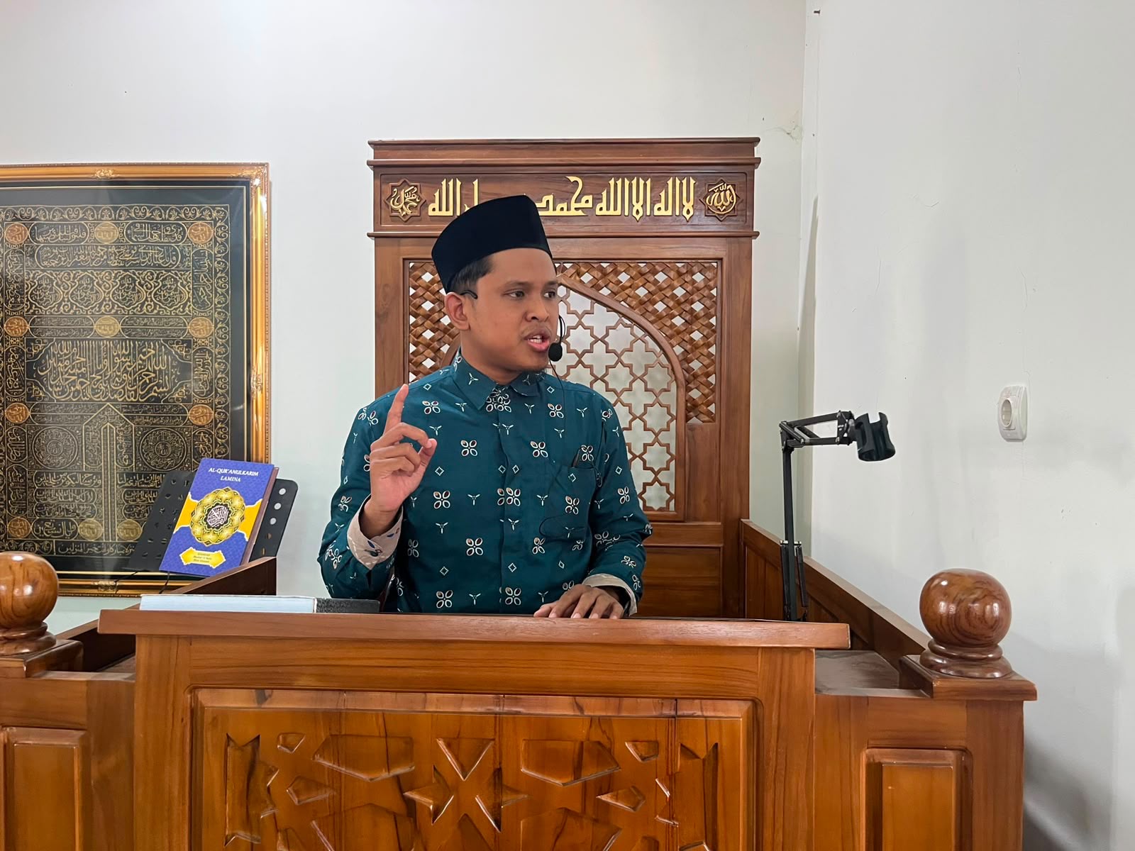 Ustaz M Barius Salam berpeci hitam sedang menyampaikan khotbah Jumat tentang cara mengatasi lelah batin dari atas mimbar Masjid At Taqwa Wates Ngaliyan.