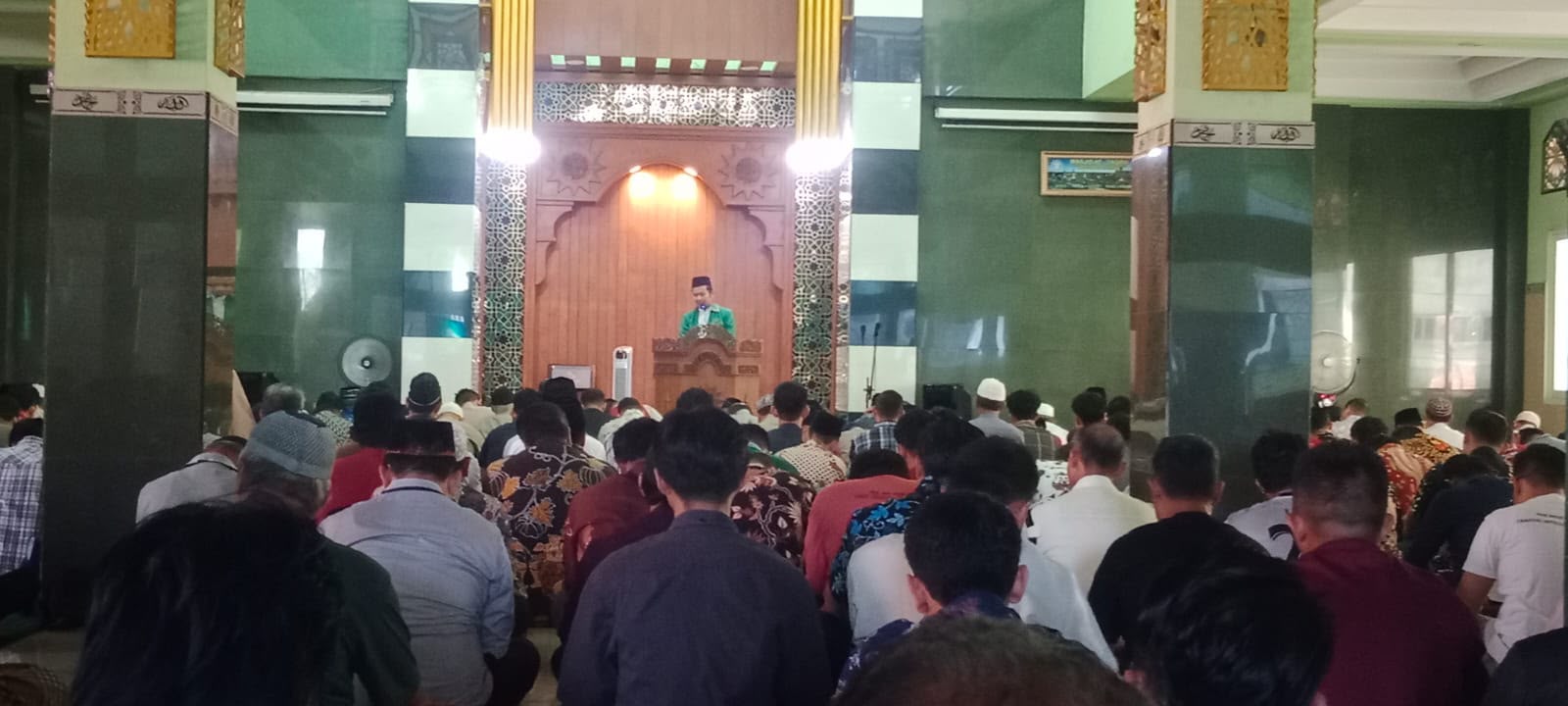 Ustadz Ridwan menyampaikan khutbah Jumat tentang makna Ukhuwah Islamiyah di hadapan jamaah Masjid At-Taqwa PDM Kota Semarang.