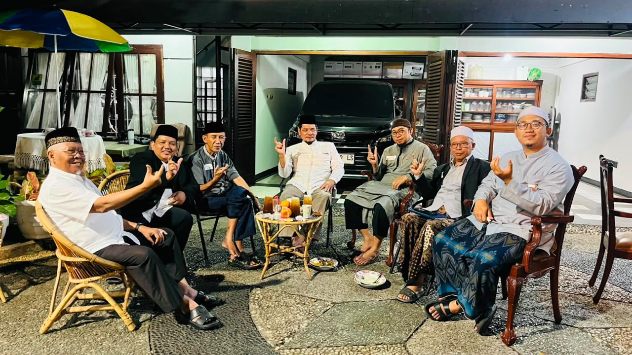 Sekelompok tokoh agama dan masyarakat lintas ormas Islam dari NU, Muhammadiyah, Salafi, DDI, dan HTI duduk melingkar dengan senyum hangat, menunjukkan wujud nyata ukhuwah Islamiyah di Semarang.