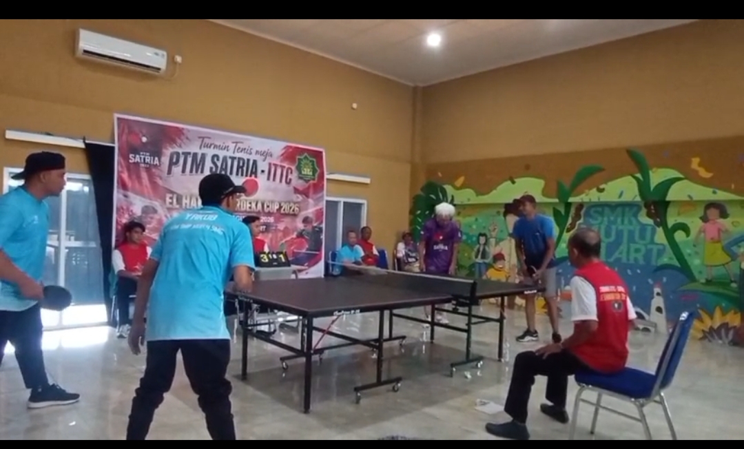​Pertandingan tenis meja ganda dalam turnamen ElHakim Merdeka Cup 2026 di Aula SMK Muhammadiyah 1 Semarang.