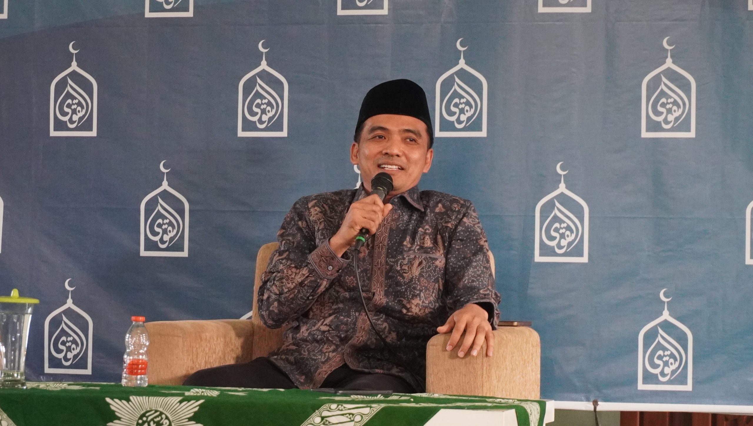 Potret Dr. Mohammad Nasih tersenyum saat membagikan resep rumah tangga harmonis di Masjid At Taqwa Ngaliyan.