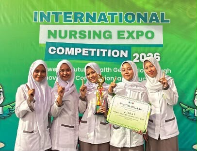 Lima mahasiswi keperawatan UNIMUS berhijab dan berseragam putih tersenyum sambil memegang piala dan piagam Juara 1 Internasional berkat inovasi cara mengatasi susah tidur hipertensi SLEEP-7.